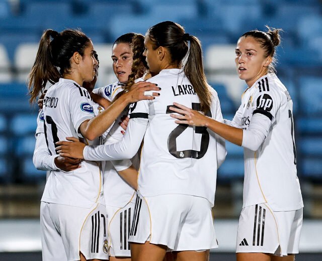 Las jugadoras del Real Madrid Femenino celebran el gol de la victoria